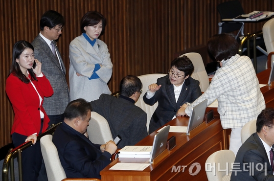 국회 환경노동위원회 위원장인 홍영표 더불어민주당 의원과 임이자 자유한국당 간사, 한정애 더불어민주당 간사와 송옥주 의원, 강병원 의원, 신보라 의원이 지난해 12월 29일 오후 서울 여의도 국회에서 열린 본회의에서 대화하고 있다. /사진=뉴스1