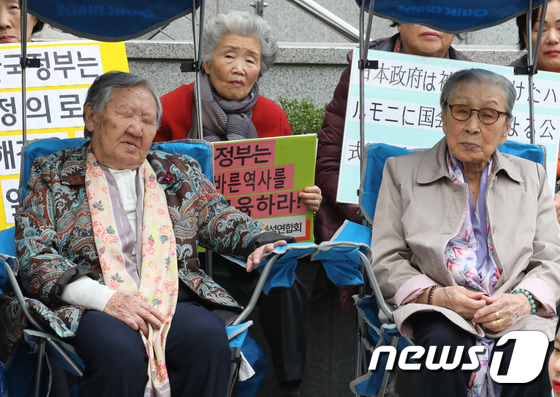 지난해 11월1일 서울 종로구 옛 일본대사관 앞에서 열린 '일본군 성노예제 문제해결을 위한 제1307차 정기 수요시위'에서 길원옥 할머니(왼쪽)와 김복동 할머니가 참석자들을 발언을 듣고 있다. 2017.11.1/뉴스1 © News1 황기선 기자