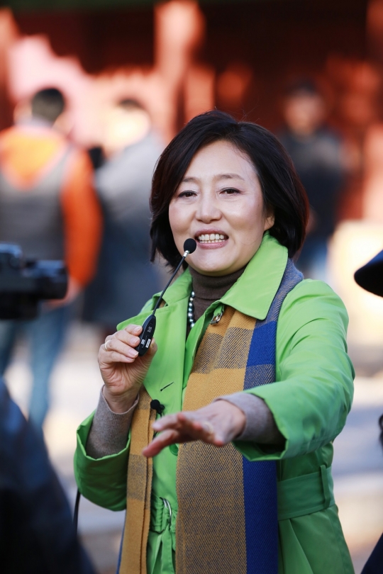 지난해 11월12일 서울 종로구 명륜동 ‘성균관’에서 '서울을 걷다'를 진행하는 박 의원 모습. /사진제공=박영선 의원실