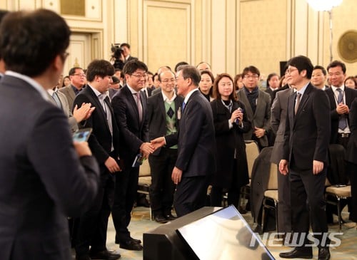 문재인 대통령이 10일 오전 청와대 영빈관에서 열린 2018 무술년 신년기자회견을 마친 뒤 취재진과 악수하고 있다./사진=뉴시스