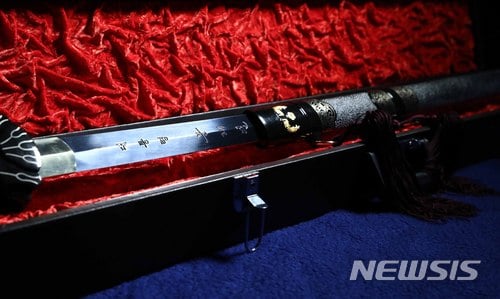 【서울=뉴시스】전신 기자 = 11일 문재인 대통령이 준장 진급자에게 수여할 장군의 상징 '삼정검'.    칼자루에는 태극문양이, 칼집에는 대통령 휘장과 무궁화가 새겨졌다. 삼정검 칼날 앞면에는 대통령의 친필서명과 '필사즉생(必死卽生) 필생즉사(必生卽死)' 글귀가, 뒷면에는 산천의 악한 것을 물리치고 베어서 바르게 하란 뜻의 '운현좌(運玄座) 추산악(堆山惡) 현참정(玄斬貞)' 문구 등이 적혔다. 2018.01.11.   photo1006@newsis.com  &lt;저작권자ⓒ 공감언론 뉴시스통신사. 무단전재-재배포 금지.&gt;