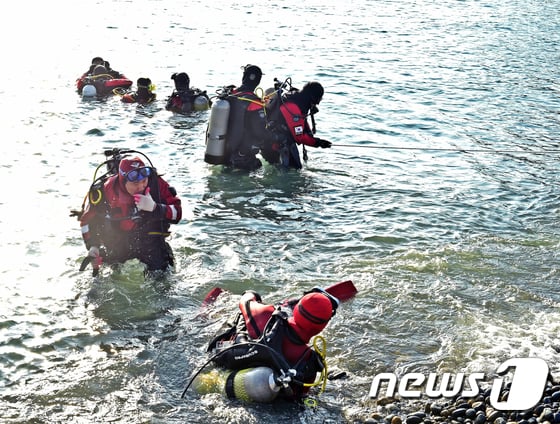 [사진]혹한 속 스쿠버 체험하는 박경민 해양경찰청장