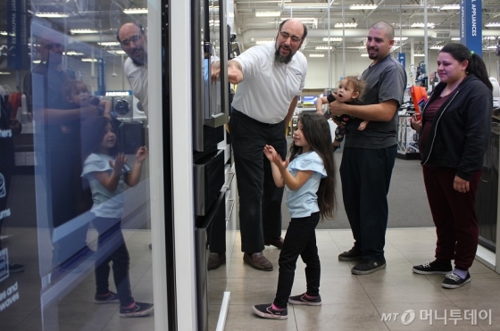 지난 7일(현지시각) 미국 라스베이거스 베스트바이 매장을 방문한 제스미나의 가족이 삼성전자 패밀리허브 냉장고에 대해 매장 직원의 설명을 듣고 있다./사진=심재현 기자