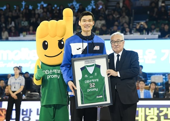 올스타전 기념 유니폼을 받은 김주성 /사진=KBL 제공