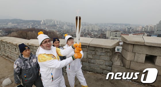 [사진]'서울 성곽길 따라 성화봉송'