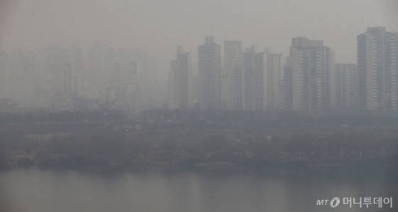 중국발 스모그의 유입으로 전국에 미세먼지 '나쁨' 수준을 보인 2017년 1월2일 오전 서울 광진구 워커힐호텔에서 바라본 하늘이 뿌옇게 흐려져 있다. /사진=이동훈 기자