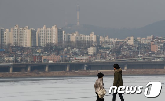 한파가 물러가고 미세먼지 수치가 '나쁨' 수준을 보인 14일 오후 서울 서초구 반포한강공원에서 시민들이 마스크를 쓴 채 잰걸음을 옮기고 있다. 2018.1.14/뉴스1 © News1 오대일 기자