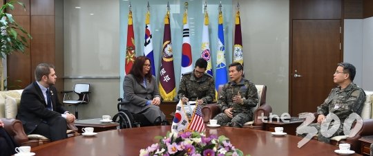 정경두 합참의장이 방한 중인 美 민주당 상•하원 대표단과 평창동계올림픽의 성공적 개최 및 북핵 문제 등 양국간 현안에 대해 대화를 나누고 있다. 왼쪽부터 루벤 갈레고(Ruben Gallego) 美 민주당 상원의원, 정경두 합참의장, 이종섭 합참차장./사진=합참 제공