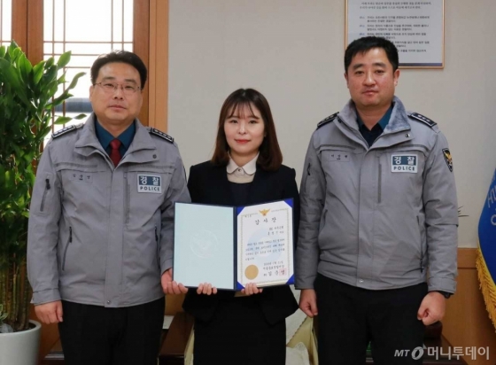 SBI저축은행은 지난 11일 서울종로경찰서에서 열린 '보이스피싱 예방 공로자 표창 수여식'에서 홍명진 종로지점 주임(가운데)이 종로경찰서장 표창을 수상했다고 15일 밝혔다. /사진제공=SBI저축은행<br>
