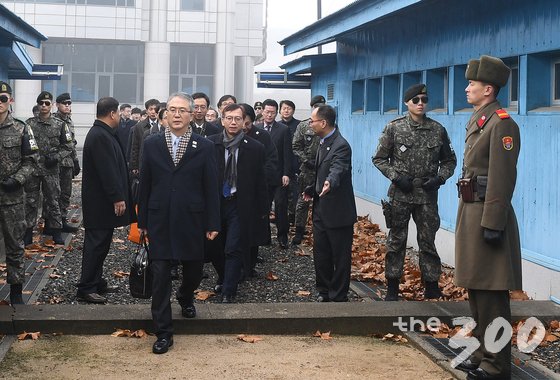 이우성 문화체육관광부 문화예술정책실장과 대표단이 15일 판문점 북측 지역인 통일각에서 열린 평창 동계올림픽 북한 예술단 파견을 논의하는 실무접촉 전체회의에 참석하기 위해 판문점 MDL(군사분계선)을 건너 북측으로 향하고 있다. /사진=뉴스1