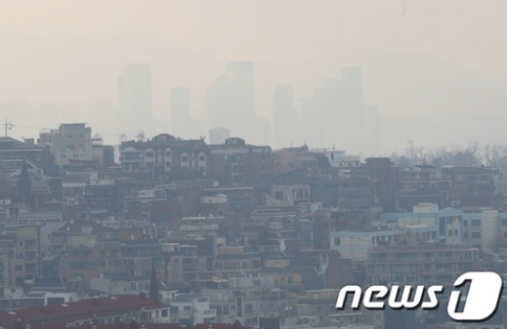 15일 오전 중구 남산에서 바라본 미세먼지가 잔뜩 낀 서울시내 모습/사진=뉴스1