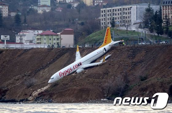 터케 페가수스 항공 소속 여객기 보잉-737이 13일(현지시간) 활주로를 벗어나 경사면에 걸쳐 있다/AFPBBNews=뉴스1