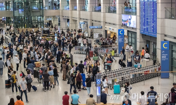  추석 연휴 마지막 날인 9일 오후 인천공항 입국장이 입국하는 시민들로 붐비고 있다.   인천공항공사는 올 추석 연휴 9월29일부터 10월9일까지 11일간 인천공항을 통해 해외를 오간 여행객을 206만 3,666명으로 최종 집계, 역대 최대치를 경신했다고 밝혔다. 2017.10.9/뉴스1  <저작권자 © 뉴스1코리아, 무단전재 및 재배포 금지>