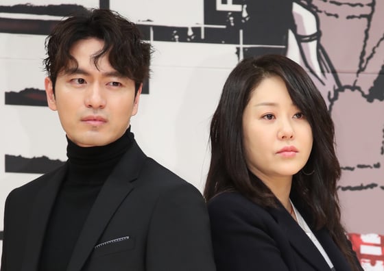  배우 이진욱, 고현정(오른쪽)이 15일 오후 서울 목동SBS에서 열린 SBS 드라마 ‘리턴’ 제작발표회에 참석해 포즈를 취하고 있다/사진=뉴스1