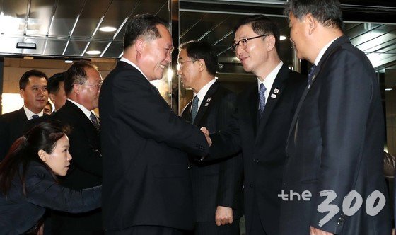 리선권 북한 조국평화통일위원회 위원장이 9일 판문점 남측 평화의 집에서 열린 남북 고위급회담을 마친 뒤 조명균 통일부 장관과 악수를 나누고 있다. /사진=뉴스1