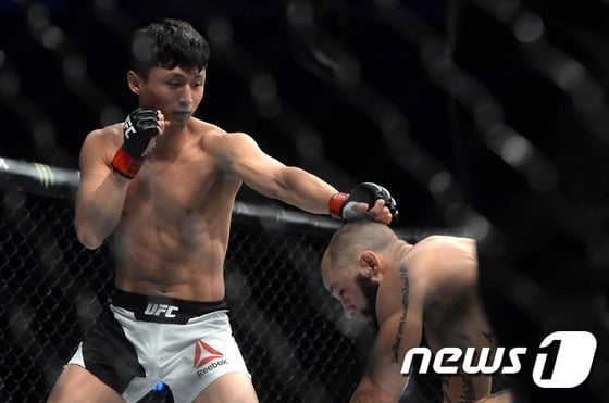 UFC에 13개월 만에 복귀한 최두호가 아쉽게 TKO 패배를 당했다/사진=공동취재단, 뉴스1