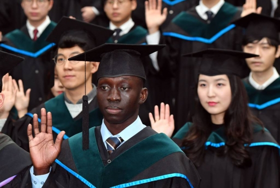 고 이태석 신부가 남수단 톤즈에서 미사를 봉헌할 당시 신부를 돕는 복사를 맡았던 청년이 한국에서 6년 간의 의과대학 생활을 마치고 히포크라테스 선서를 했다. 15일 부산 부산진구 인제대 의과대학 강당에서 열린 '제34회 학위수여식'에 참가한 토마스 타반 이콧(33)씨가 동료 학생 107명과 함께 히포크라테스 선서를 하고 있다./사진=뉴시스