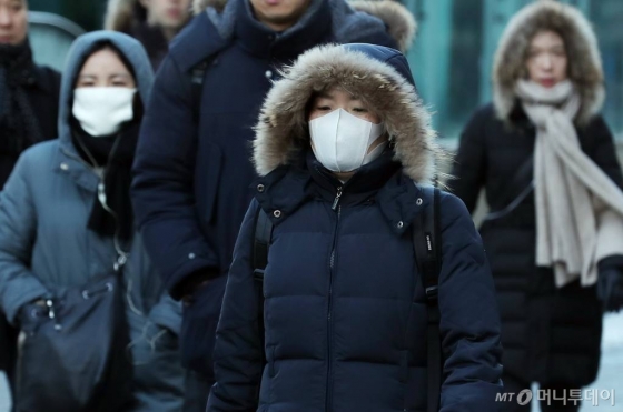 전국 곳곳에 한파특보가 발표된 지난 11일 오전 서울 종로구 광화문 사거리에서 시민들이 발걸음을 재촉하고 있다. /사진=김창현 기자