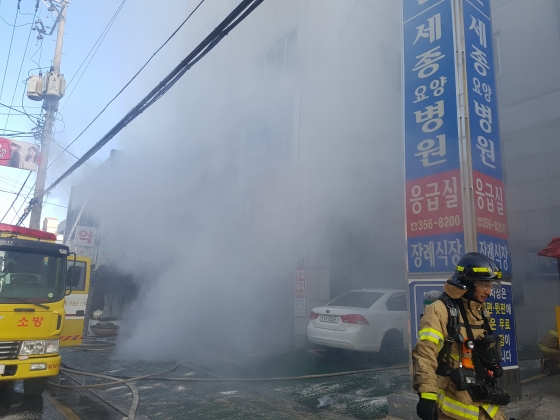 26일 오전 7시 32분쯤 부산 경남 밀양시 가곡동 세종병원에서 화재가 발생해 소방대원들이 화재를 진압하고 있다./사진제공=뉴스1