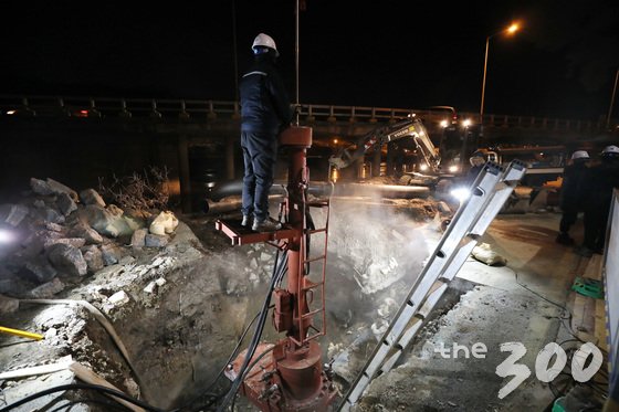 24일 오후 7시 30분께 서울시 노원구 하계동에서 온수를 공급하는 배관이 터지는 사고로 노원구와 중랑구 일대 총 6만 5천 세대에 난방과 온수 공급이 끊겨 영하 속 추위에 주민들이 불편을 겪는 일이 발생했다. 25일 새벽 서울에너지공사 관계자들이 긴급 복구 작업을 하고 이다. /사진=뉴스1