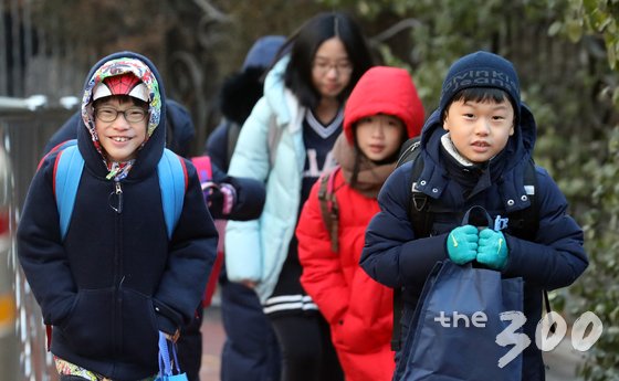 전국 대부분 지역에 한파 특보가 발효된 24일 오전 서울 성동구 옥수초등학교에서 개학을 맞은 어린이들이 등교를 하고 있다. /사진=뉴스1