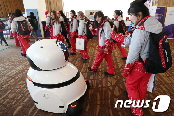 동계올림픽 경기장 이곳저곳을 열심히 청소해줄 청소로봇 © News1 임세영 기자