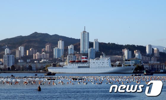 북한이 평창동계올림픽에 참가할 예술단 본진이 6일 만경봉호를 이용해 방남할 예정이라고 통보했다. 사진은 지난해 11월 북한 강원도 원산항에 정박한 만경봉 92호.(뉴스1DB)2018.2.5/뉴스1