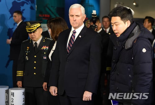 【평택=뉴시스】이정선 기자 = 마이크 펜스 미 부통령이 9일 오전 경기 평택 해군 2함대를 방문해 서해수호관을 둘러보고 있다. 2018.02.09.   ppljs@newsis.com  