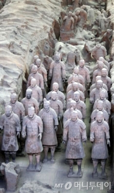 중국 시안 진시황릉에 있는 병마용 갱의 일부.