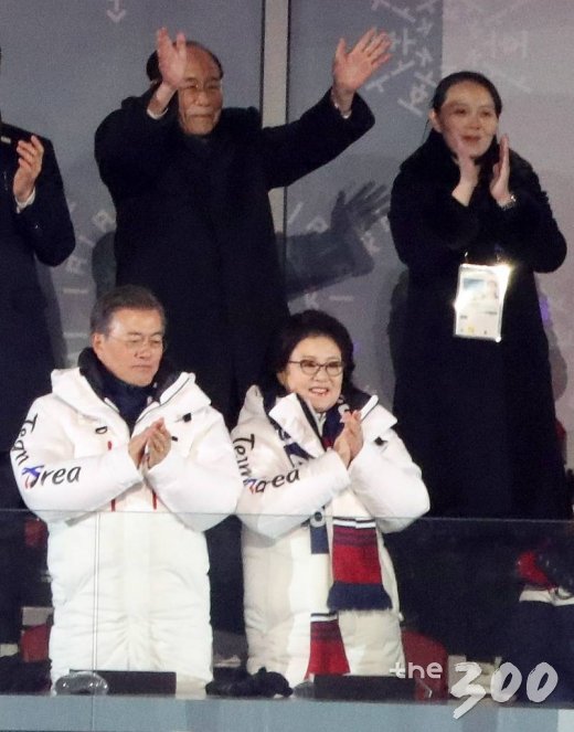 문재인 대통령과 영부인 김정숙 여사, 김정은 북한 노동당 위원장의 동생인 김여정 당 중앙위원회 제1부부장, 북한 대표단 김영남 최고인민회의 상임위원장이 9일 오후 강원도 평창군 대관령면 올림픽 스타디움에서 열린 '2018 평창동계올림픽'에서 남북 단일팀이 한반도기를 들고 입장하자 자리에서 일어나 손을 흔들고 있다./사진=김창현 기자