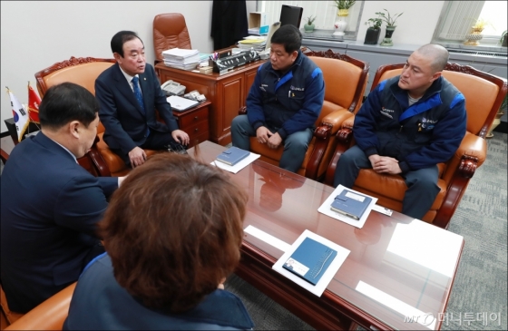 [사진]장병완 산자위원장 찾은 한국지엠 노조