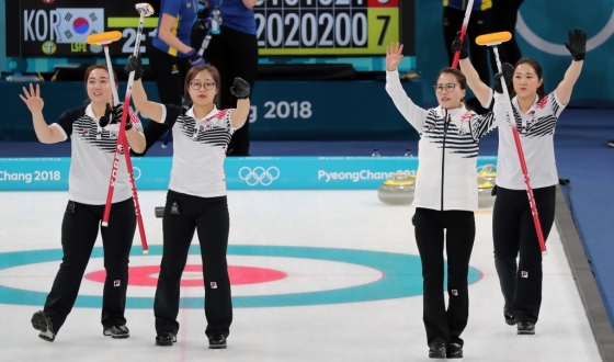 대한민국 컬링 국가대표팀이 19일 오전 강원도 강릉컬링센터에서 열린 2018 평창동계올림픽 컬링 여자 예선 6차전 스웨덴과의 경기에서 7대6으로 승리를 거둔 후 관중을 향해 인사하고 있다./사진=뉴스1