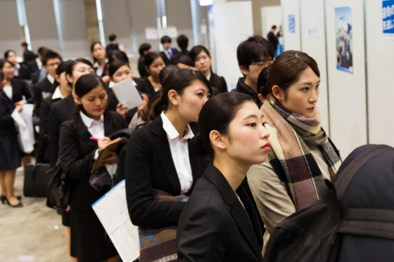 일본 대학생 대상 취업박람회에 참가한 학생들의 모습. /사진=블룸버그