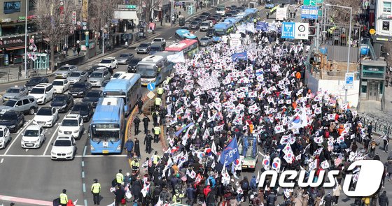 [사진]행진하는 '태극기 집회' 행렬 