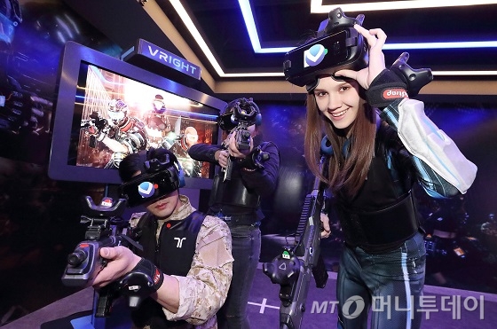 KT가 서울 신촌에 정식 오픈한 도심형 테마파크 '브라이트'에서 모델들이 '스페셜포스 VR : UNIVERSAL WAR'를 소개하고 있다./사진제공=KT