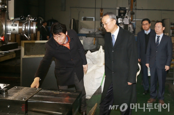  백운규 산업통상자원부 장관이 16일 오후 경기도 안산 반월산단 내 금형 뿌리기업인 이레몰드를 찾아 시설을 살펴보고 있다. (산업통상자원부 제공) 2018.1.16/뉴스1  <저작권자 © 뉴스1코리아, 무단전재 및 재배포 금지>