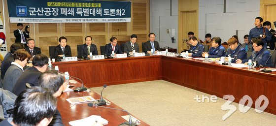  더불어민주당 한국GM 대책 TF 위원장인 홍영표 의원이 12일 서울 여의도 국회의원회관에서 열린 GM과 군산지역 경제 활성화를 위한 GM 군산공장 폐쇄 특별대책 토론회에서 모두발언을 하고 있다. 2018.3.12/뉴스1  