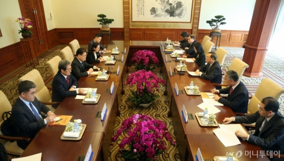 중국을 방문한 정의용 청와대 국가안보실장 일행이 중국 양제츠 외교담당 국무위원 일행과 12일 베이징 조어대에서 최근 문재인 대통령 대북 특사의 북한 및 미국 방문 결과에 대해 회담하고 있다. <br>
