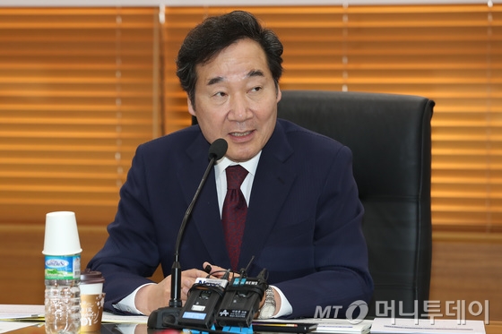 이낙연 국무총리가 8일 오후 서울 성북구 화랑로 한국과학기술연구원에서 열린 제3차 규제혁파를 위한 현장대화에서 모두발언을 하고 있다. 2018.3.8/뉴스1 <저작권자 © 뉴스1코리아, 무단전재 및 재배포 금지>