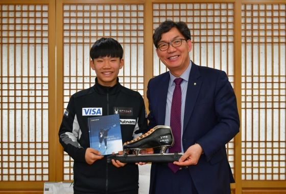 이대훈 농협은행장(오른쪽)과 김태완 선수(왼쪽)가 응원메세지를 담은 책자와 스케이트를 들고 기념사진을 촬영하고 있다. / 사진제공=농협은행