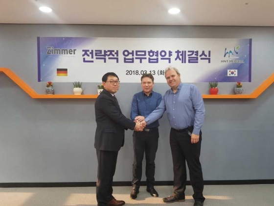 최근 서울 소재 에이치엔티메디칼 본사에서 열린 MOU 체결식에서 짐머 메디신 시스템 관계자들과 정재학 에이치엔티메디칼 대표(사진 맨 왼쪽)가 기념사진을 찍고 있다.