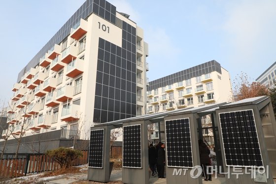 시민들이 서울 노원구 하계동 에너지제로 주택  이지하우스(EZ House)를 둘러 보고 있다. 이지하우스(EZ House)는 121가구 총 8개동의 건물 벽면에 가로 1m, 세로 1.6m크기의 1214개의 태양광 패널이 촘촘히 붙어있다. 이지하우스는 건설 단계부터 에너지 자급자족을 목표로 한 전국 최초의 공동주택단지로 태양광 패널은 연간 400㎿h의 전력을 생산한다. 사진=뉴스1