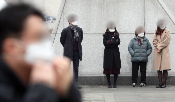 28일 오전 서울 광화문광장에서 마스크를 쓴 시민들이 미세먼지 줄이기 캠페인을 바라보고 있다./사진=뉴스1