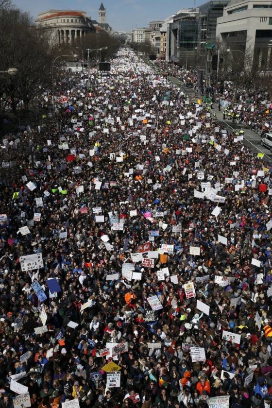 24일(현지시간) 미국 워싱턴D.C의 펜실베이니아 에비뉴가 총기 규제를 촉구하는 '우리의 목숨을 위한 행진' 시위대로 가득 차 있다. /사진=AP/뉴시스