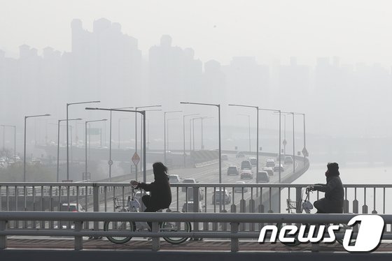 [사진]초미세먼지 뒤덮힌 서울 하늘