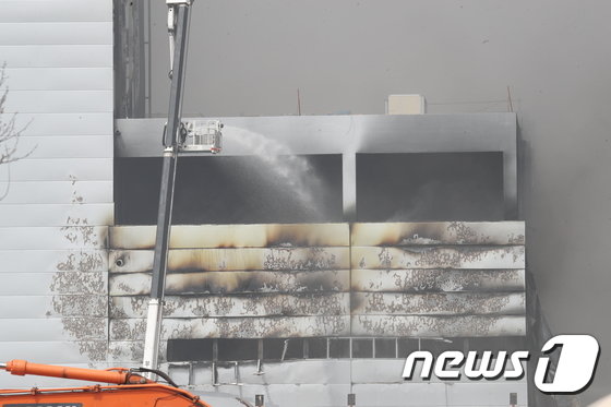 [사진]항공사 시설 공사장 화재 '불길을 잡아라'