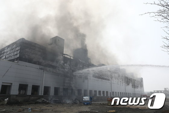 [사진]검은 연기 번지는 인천 항공사 시설 공사장 '진화작업 총력'
