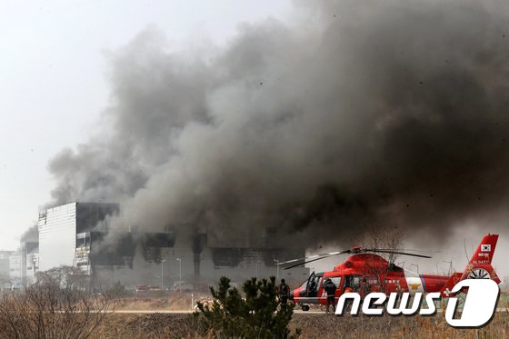 [사진]검은 연기 치솟는 인천 기내식 제조시설 화재현장