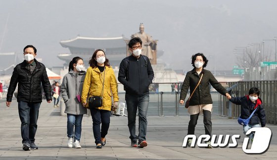 전국 대부분 지역에서 미세먼지가 &apos;나쁨&apos;을 보이고 있는 25일 오전 서울 광화문광장에서 시민들이 마스크를 쓰고 걷고 있다. 2018.3.25/뉴스1 &copy; News1 박지수 기자