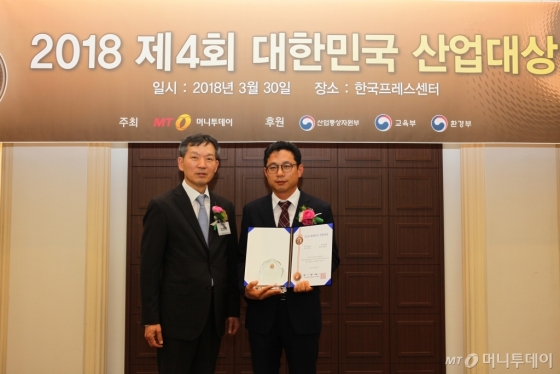 최강준 솔라루체 상무(오른쪽)가 '신기술대상 4년 연속상'을 수상한 뒤 정희경 머니투데이 전무와 기념촬영 중이다/사진=중기협력팀 오지훈 기자